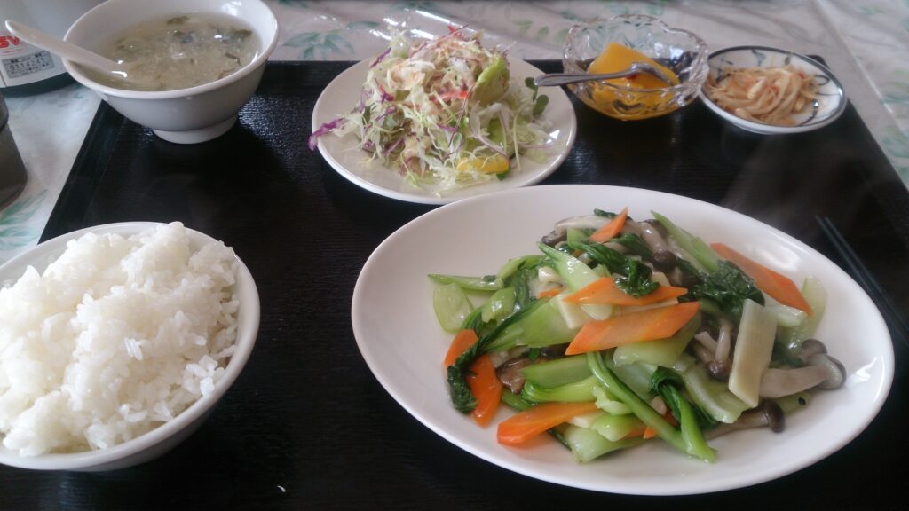 華縁日替わり小松菜と豚肉キノコの炒め物