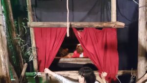 見世物小屋火を噴く